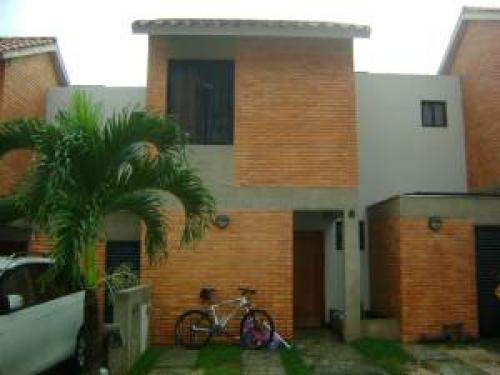 Townhouse  en Venta Altos de Guataparo Edo Carabobo c�d. 11-4782