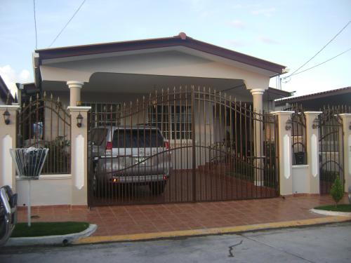 La Casa de Tus Sue�ors en Brisas Del Golf , Panam�.