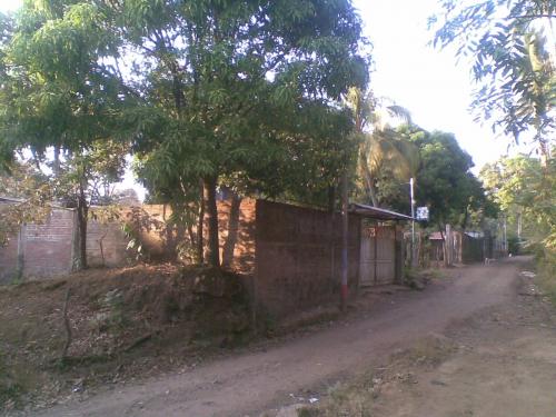 Se vende terreno con casa grande en el cant�n Talcomunca, Izalco.