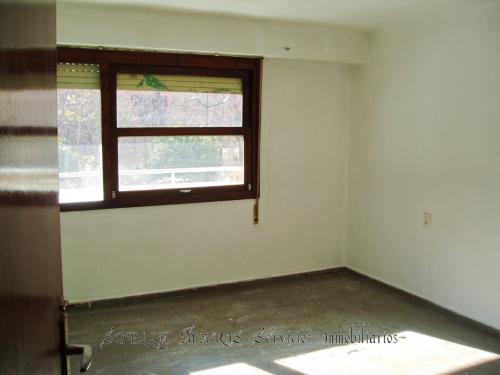 Piso vac�o con cinco habitaciones cerca del Palau