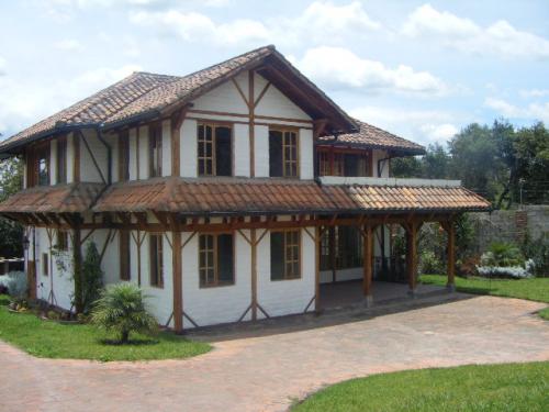 RENTA LINDA CASA, AMPLIAS AREAS, JARDINES, TUMBACO