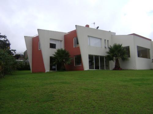 VENDO EXCLUSIVA CASA ESTILO MODERNO EN URBANIZACI�N CERRADA DE LUJO  UBICADA EN LA ZONA DE MAS ALTA PLUSVALIA DEL PAIS SECTOR DE  NAYON