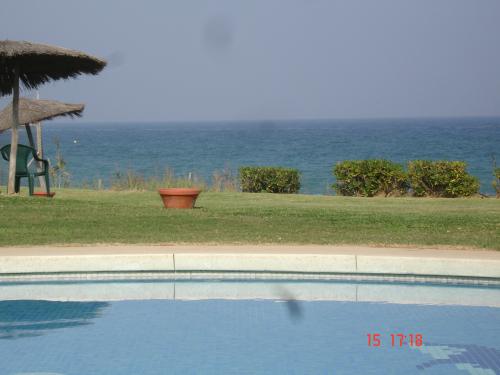 Adosado en primer�sima l�nea de playa con incre�bles vistas,Manilva Costa.
