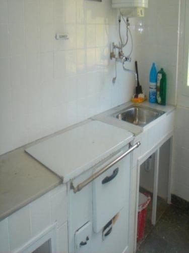 SE ALQUILA PISO SIN MUEBLES DE TRES HABITACIONES BA�O COCINA