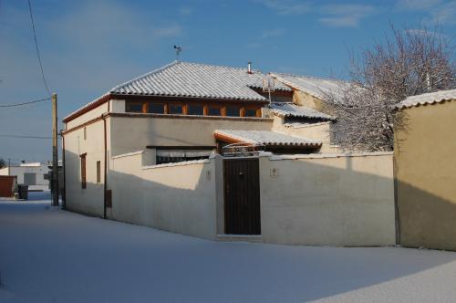 Preciosa casa de arquitectura tradicional castellana de 180m2 en dos plantas con patio-jardín de 90m2,