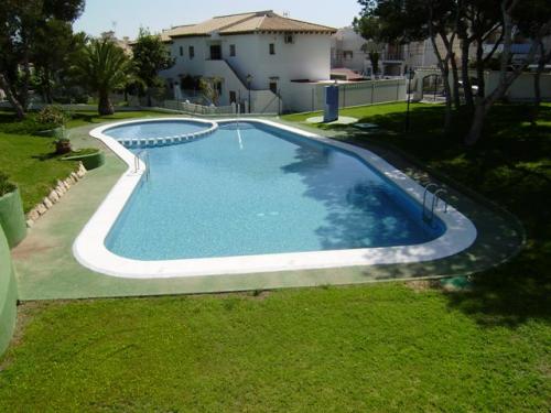 BUNGALOW CON JARDIN EN TORREVIEJA, PISCINA COMUNITAIRA 53.900 EUROS 