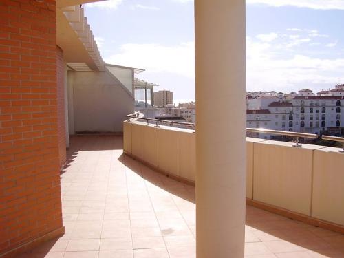 Ático a estrenar con vistas al mar y a la montaña en Estepona. 
