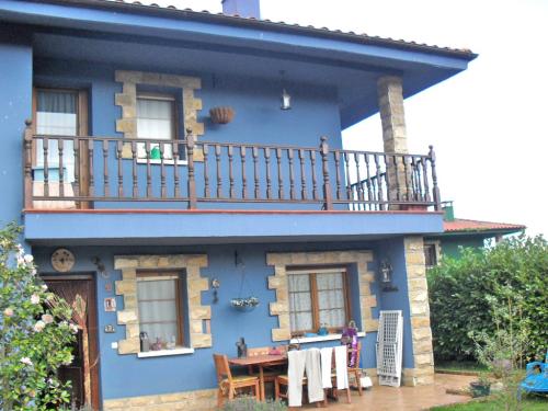 A  1 KM. DE NAVA,  PRECIOSO CHALET INDEPENDIENTE, CON PARCELA Y GARAJE. 3 DORMITORIOS, 2 BAÑOS, ASEO, COCINA Y SALÓN - COMEDOR. ¡URGE VENTA! ¡OCASIÓN!