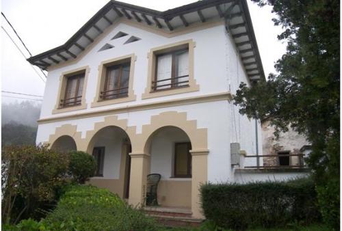 Casa con panera y jardín