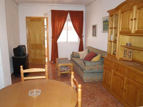 TORREVIEJA, 2 DORMITORIOS CERCA DE LA PLAYA CON PISCINA 69.000