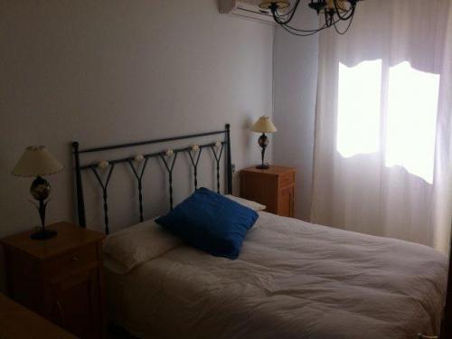 Vivienda adosada con urbanizacion aparcamiento y piscina. Con entrada directa