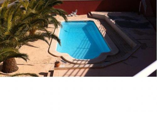 Vivienda adosada con urbanizacion aparcamiento y piscina. Con entrada directa