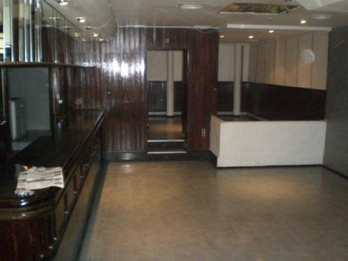 Casa de dos plantas con local abajo y vivienda arriba.