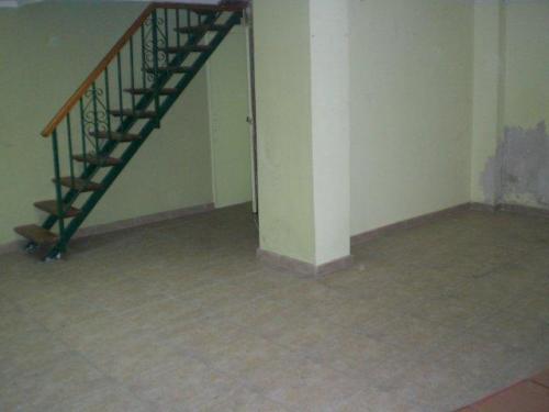 Local centrico cerca de colegio comercios.40 m2 mas una naya/