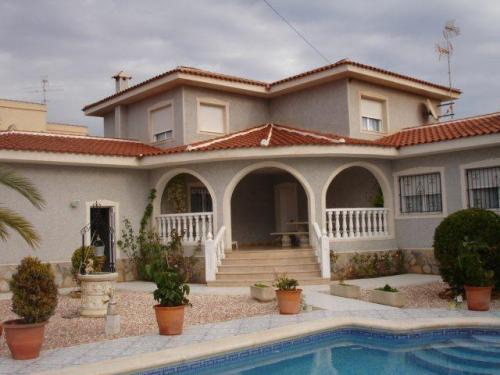 Chalet en venta en Torrevieja en urbanizacion privada cerca del