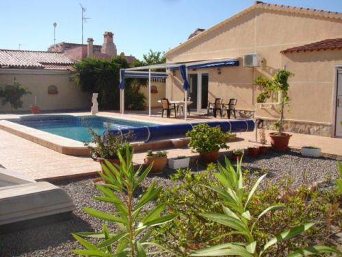 Chalet en venta en Torrevieja en urbanizacion privada cerca de