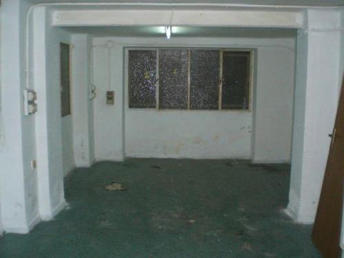 Local de 50 m2 haciendo esquina zona paso. Ventanas y