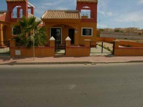 Chalet en venta en torrevieja en urbanizacion residencial dos dormitorios