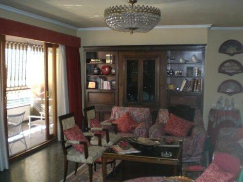 Amplio piso en una zona inmejorable de la ciudad. Tiene