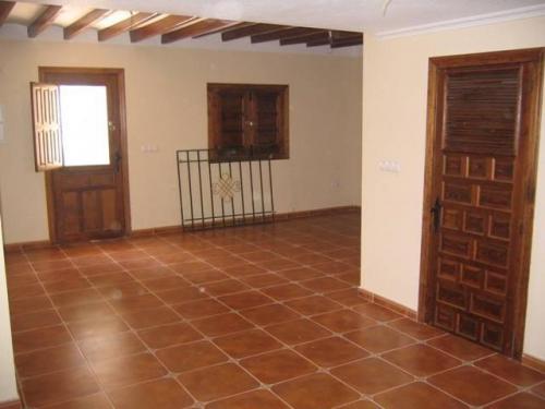 Casa de campo restaurada semiadosada de 136m2 con 2000m2 de