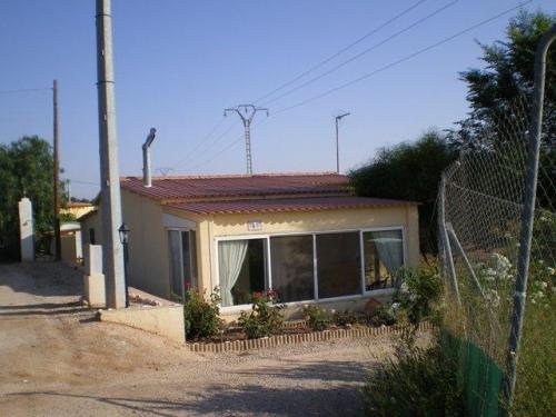 Casa de campo de 100m2 y 1.700m2 de parcela. Tiene