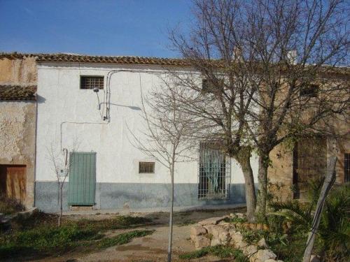 Casa semiadosada de 500 m2. Parcela de 1000 m2. Situada