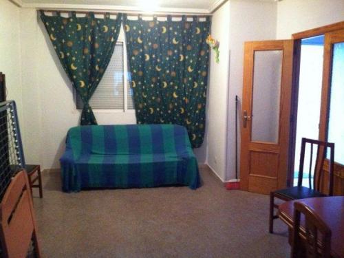 Bungalow adosado con urbanizacion privada dispone de jardin privado cochera