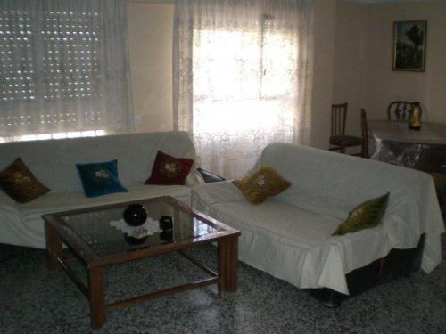 Amplia vivienda en alquiler y venta. Dispone de 3 dormitorios