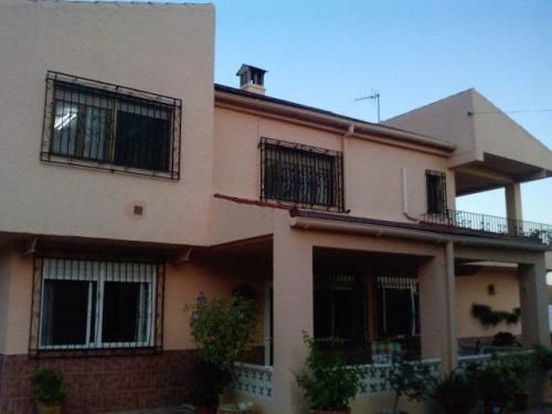 Fantastico Chalet en dos plantas con amplia piscina. Consta de