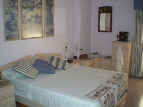 Piso 1 con patio y ascensor. Dispone de 3 dormitorios