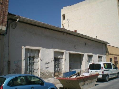 Local amplio para dedificar 9 vivienda mas locales .Superficie 400