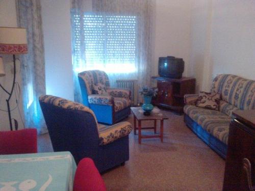 Piso seminuevo con buena distribucion fantasticas vistas. vigilancia en zonas