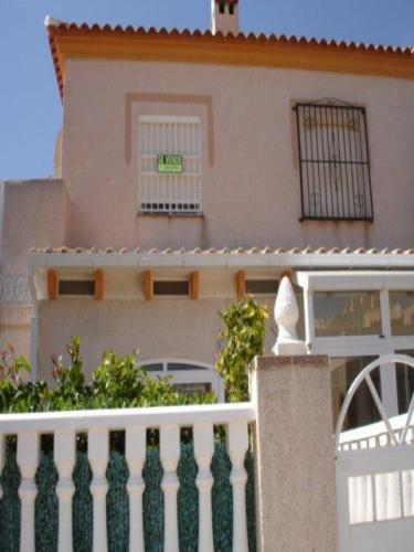 En Aguas Nuevas se vende bonito bungalow totalmente amueblado terraza