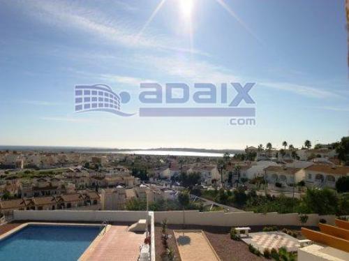 En Rojales bungalow nuevo adosado en planta alta en urbanizacion