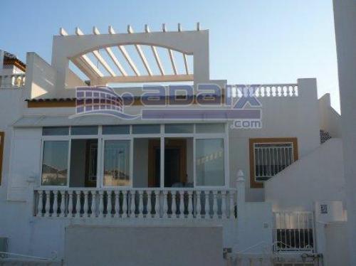 La vivienda esta situada en la urbanizacion los Balcones a