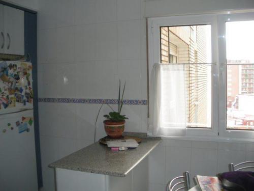 PISO EN VENTA EN GIJON. TRES DORMITORIOS CON EMPOTRADOS Y