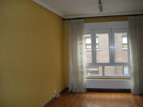 PISO EN VENTA EN GIJON. TRES DORMITORIOS Y DOS BAñOS.