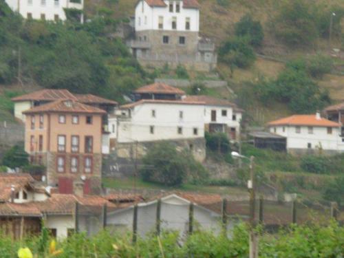 VENDE CASA RURAL DE PIEDRA PARA REHABILITAR EN REPOLLES -