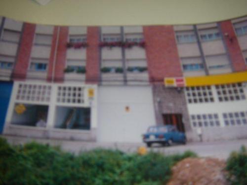 SE ALQUILA LOCAL COMERCIAL CON BAñOS Y OFICINAS POR 400