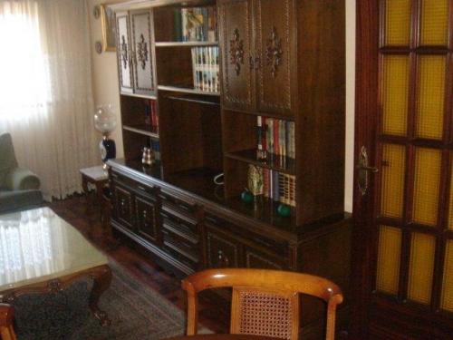 SE ALQUILA PISO AMUEBLADO DE TRES HABITACIONES CON BAñO ASEO