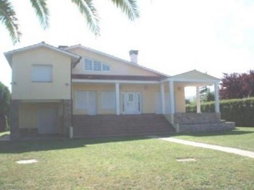 EL CHALET TIENE 4 DORMITORIOS CADA UNO CON SU BAñO