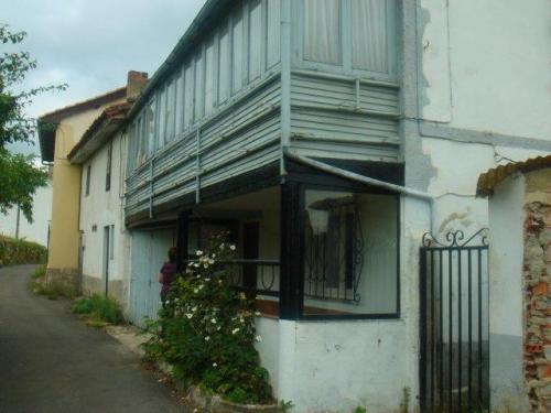 SE VENDE CASA EN PRAHUA PRA REHABILITAR CON JARDIN Y