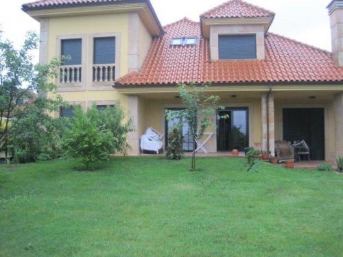 SE ALQUILA CHALET ( quedan algunos muebles ) DE TRES