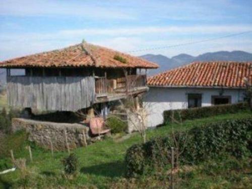Listo para ocupar. CalefacciOn gasoleo. Ventanas de madera. Amueblado. Trastero.
