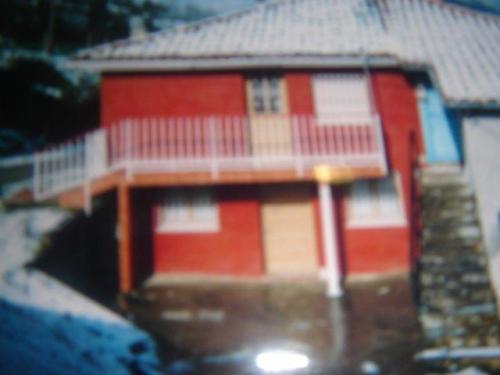 VENDE CASA RURAL DE DOS PLANTAS Y DESVAN CON FINCA