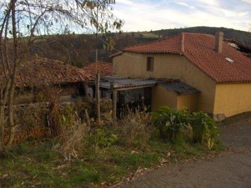 VENDE CASA RURAL PARA REHABILITAR CON FINCA DE 2000 M2