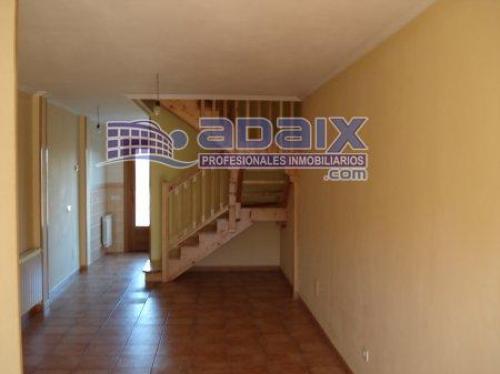 Casa nueva unifamiliar-adosada en la zona de La Portilla pegado