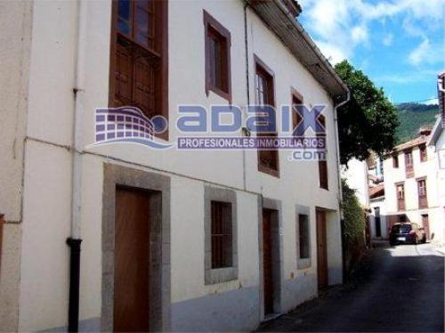 Casa de piedra en el casco antiguo de Salas para