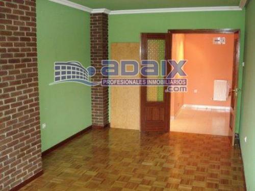 Excelente piso muy soleada en la zona principal de Lugones-Siero.Consta