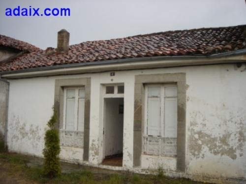 CASA ADOSADA PARA RESTAURAR CON FINCA AL LADO DE CUDILLERO